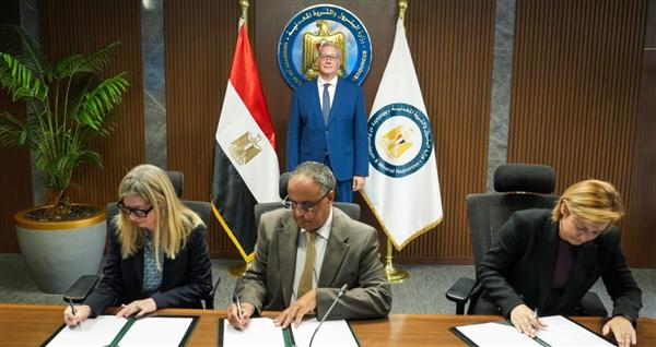 اتفاقية جديدة بين هيئة البترول وكايرون وكابريكورن لضخ 208 مليون دولار بالصحراء الغربية